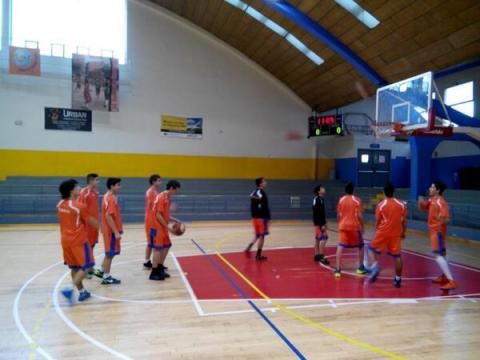 El Cadet Masculí del Club Bàsquet Bellpuig escalfant a la pista del Círcul Catòlic