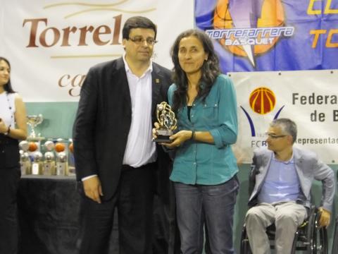 Maite Boria recollint el reconeixement a la seva dedicació. Club Bàsquet Bellpuig. Festa del Bàsquet 2015. Torrefarrera.